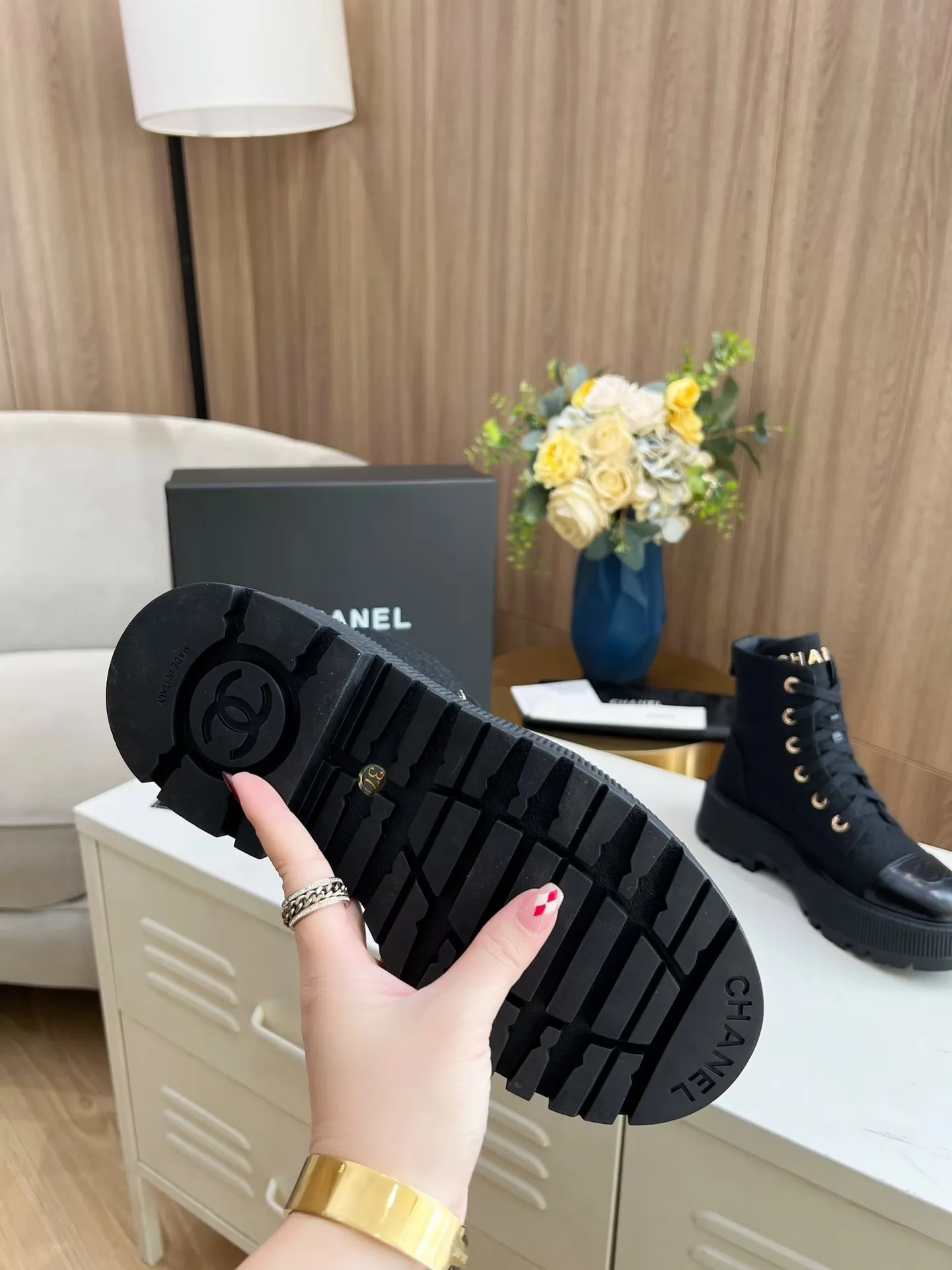 👟👟Ex-factory price 560👟👟 The original model of the new autumn and winter Chanel ankle boots✅ The strap design is super easy to put on and take off, the toe logo is electro-embroidered, the tongue is also a metal brand logo, fabric: special material, lining/foot pads: cow lining, ultra-light rubber non-slip and wear-resistant outsole, color: black, white, blue, code number: 34-41 (34, 41 need to be customized) Packaging: cloth bag card